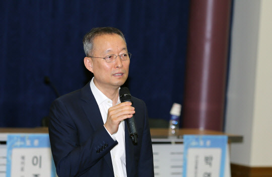 백운규 산업통상자원부 장관(사진)이 18일 서울 여의도 국회 의원회관 제1소회의실에서 열린 '반도체산업 발전 대토론회'에 참석해 축사를 하고 있다. <산업통상자원부 제공>